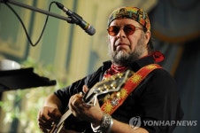 [우크라 침공] 러 반전 가수·배우 방송퇴출…