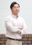 포즈 취하는 피아니스트 안종도