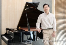 포즈 취하는 피아니스트 안종도