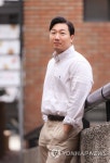 포즈 취하는 피아니스트 안종도