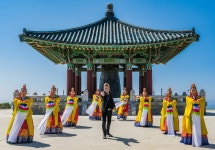 쉬즈 곤 가수, 한복 입고 한국말 노래…한반도, 평화의 열쇠