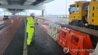 부산 광안대교 안전 펜스 물청소
