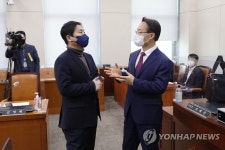 대화하는 조해진-김영배