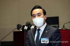 당선 소감 밝히는 민주당 박홍근 신임 원내대표