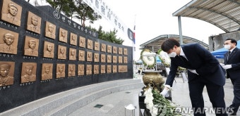 헌화하는 이준석