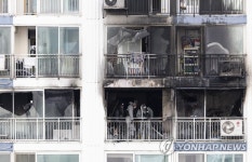 전농동 아파트 화재현장 살피는 감식요원들