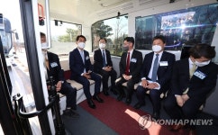 자율주행차 시승하는 문승욱 산업부 장관