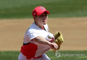 투구하는 윤중현