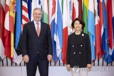 OECD 사무총장과 기념 촬영하는 한정애 장관