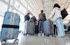 떠나자 해외로…다시 열린 여행사 카운터