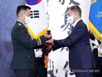 편무삼 육군 준장에게 삼정검 수여하는 문재인 대통령