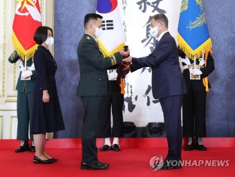 편무삼 육군 준장에게 삼정검 수여하는 문재인 대통령