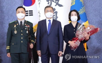 편무삼 육군 준장과 기념촬영하는  문재인 대통령