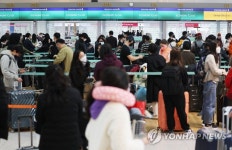 완화된 방역지침에 북적이는 인천공항 출국장