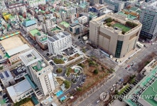 나란히 서 있는 인천경찰청과 옛 롯데백화점 건물