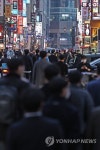 거리두기 10명·밤12시 시행 첫날, 붐비는 먹자골목