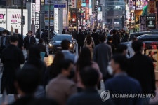 거리두기 10명·밤12시 시행 첫날, 붐비는 먹자골목