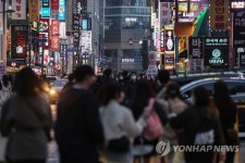거리두기 10명·밤12시 시행 첫날, 붐비는 먹자골목