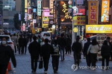 거리두기 10명·밤12시 시행 첫날, 붐비는 먹자골목