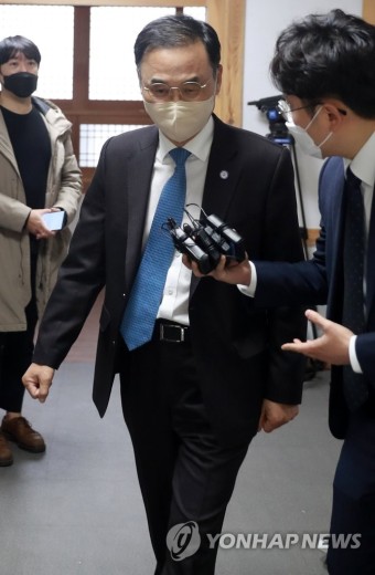 교무회의 참석하는 차정인 부산대 총장