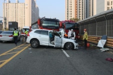 부산서 SUV 중앙선 넘어 덤프트럭과 쾅…운전자 숨져(종합)