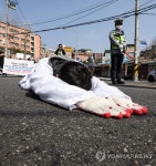 오체투지로 사회복지관 정상화 촉구하는 노동자들