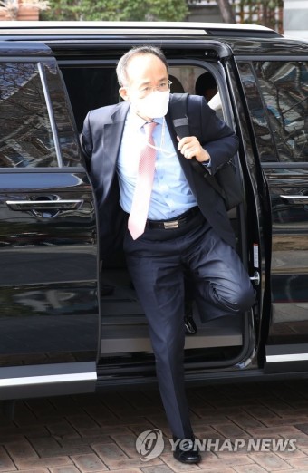 출근하는 추경호 인수위 기획조정분과 간사