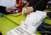 편의점, 오늘부터 코로나19 자가검사키트 가격 5천 원으로 인하