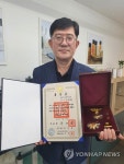 반유신 투쟁 앞장선 故신현봉 신부 국민훈장 모란장