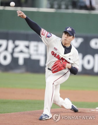 롯데 선발투수 이승헌 역투