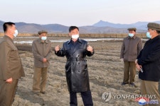 북한 김덕훈 총리, 황해남도 신천군 복우협동농장 현지 요해