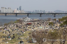 붐비는 여의도 한강공원