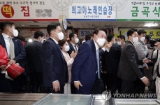 안동시민과 인사하는 윤석열 대통령 당선인