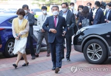 국방컨벤션 들어서는 이종섭 국방장관 후보자
