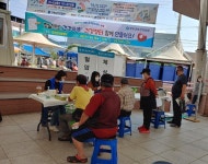 혈압·혈당 체크해드려요…무주군, 장터서 건강증진센터 운영