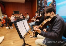 공연 준비하는 장애인예술단