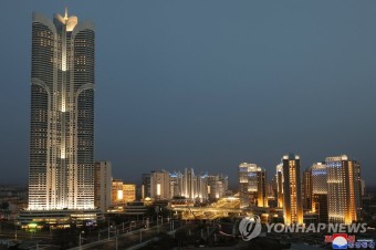 김정은, 평양 송화거리 준공식 참여…테이프 끊어