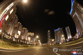 김정은, 평양 송화거리 준공식 참여…테이프 끊어