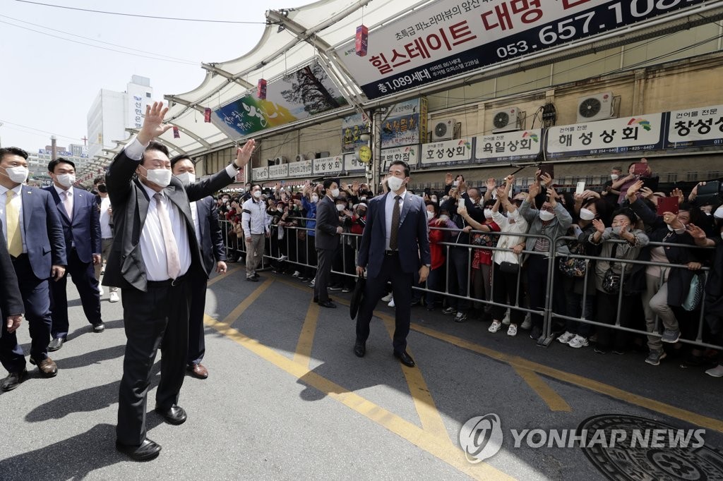 박근혜 전 대통령, 대선 사흘 앞둔 대구 서문시장 방문으로 김문수 후보 지지 강조