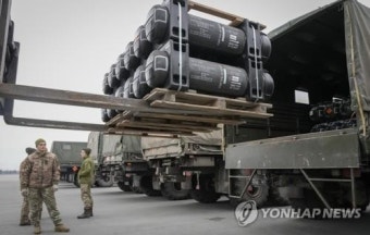 [우크라 침공] 서방 무기지원 봇물…확전 가능성 우려