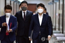 최고위원회의 참석하는 이준석