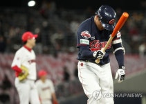 안타까워 배트 내리치는 정훈