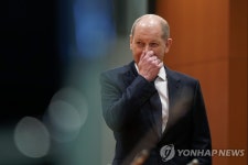 [우크라 침공] 우크라에 탱크보내라…안팎으로 얻어맞는 獨 숄츠