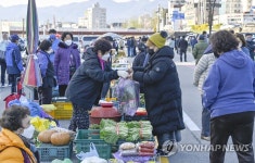 원주 농업인 새벽시장 기지개…일상 회복으로 앞두고 기대감