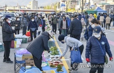 원주 농업인 새벽시장 기지개…일상 회복으로 앞두고 기대감