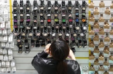 허군네일재료 | 네일아트 재료 고르는 관람객