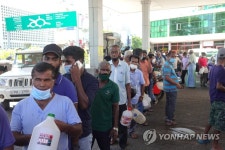 경제난 속 기름 사려 주유소에 몰린 인파