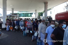 경제난 속 기름 사려 주유소에 몰린 인파