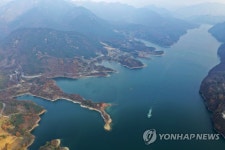 제천 청풍호서 수상비행기 불시착…인명피해 없어
