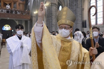 성당 들어서는 정순택 대주교